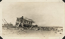 https://upload.wikimedia.org/wikipedia/commons/thumb/9/99/Galveston_Hurricane_1915_wrecked_home.jpg/220px-Galveston_Hurricane_1915_wrecked_home.jpg